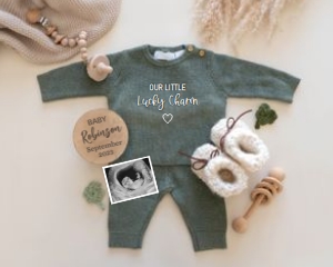 St-Patricks-Green-Outfit-Pregnancy-Announcement: St-Patricks-Green-Outfit-Pregnancy-Announcement